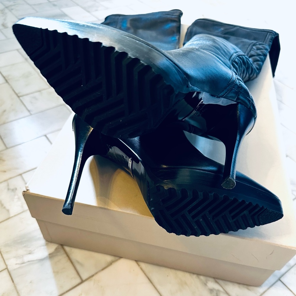 NWT RARE RUNWAY AUTHENTIC BURBERRY THIGH HIGH LEATHER BOOTS

🔥2026 RUNWAY TREND - Picture 7 of 17
